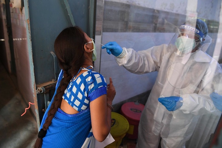 Personal médico recoge muestras para realizar una prueba de coronavirus en Nueva Delhi. (Prakash SINGH | AFP)