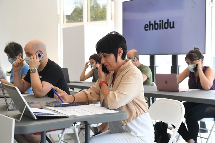 Maddalen Iriarte, entre otros, en la puesta en marcha del ‘Deigune’. (EH BILDU)