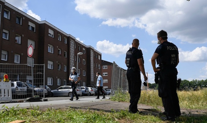 Agentes de la Policía alemana vigilan las residencias de empleados de la empresa cárnica Toennies en Verl. (Ina FASSBENDER | AFP)
