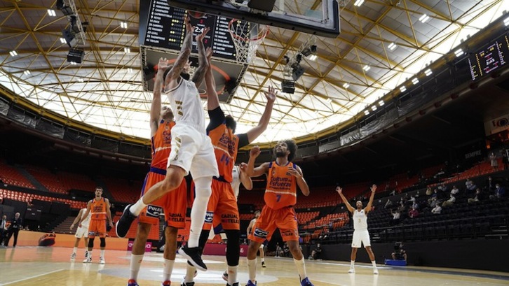 Un momento del partido entre el Madrid y el Valencia. (ACB)