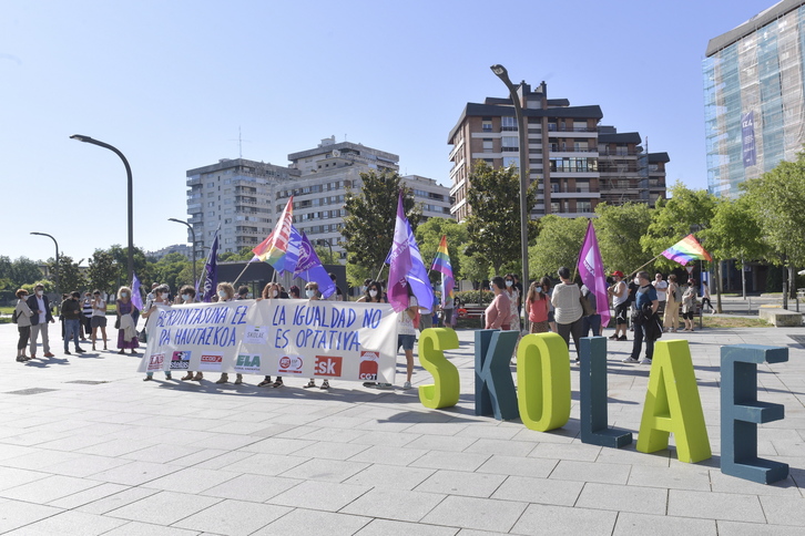 Concentración de los sindicatos frente al Palacio de Justicia de Iruñea en apoyo a Skolae. (Idoia ZABALETA/FOKU)