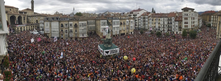 La plaza de la Virgen Blanca momentos antes del chupinazo, en una imagen de archivo. (Monika DEL VALLE/FOKU)