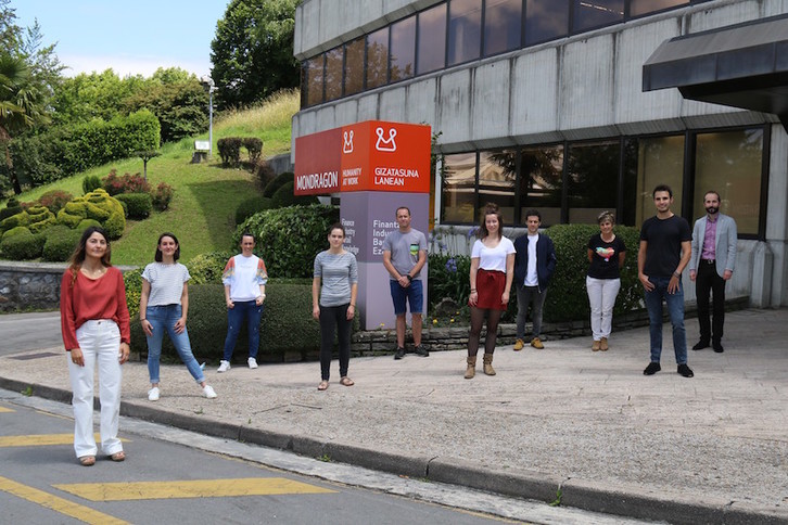 Sariak jaso dituzten ikasleak. (MONDRAGON UNIBERTSITATEA)