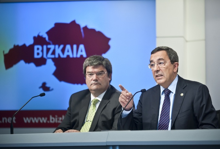 Juan Mari Aburto, junto al entonces diputado general de Bizkaia, José Luis Bilbao. (FOKU)