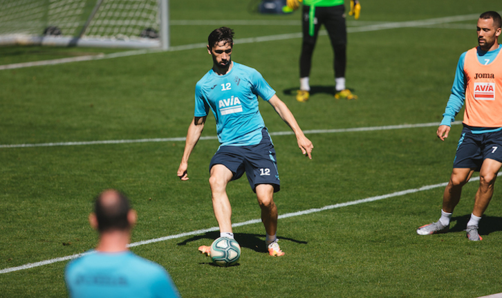 Paulo, que regresará al once tras tomarse un respiro, entrena en Atxabalpe. (SD Eibar) 