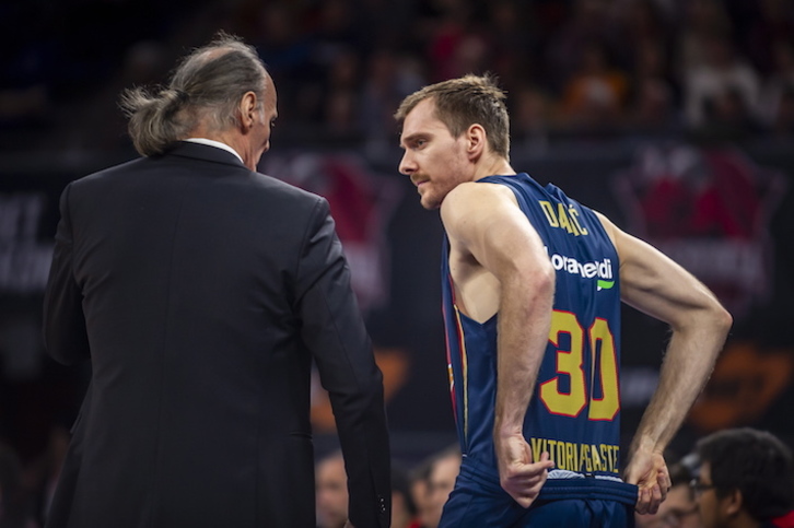 Dragic habla con Ivanovic esta temporada. (Jaizki FONTANEDA/FOKU)