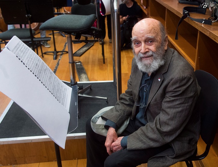 Luis de Pablo, el año pasado, en un ensayo en el palacio Euskalduna. (Luis JAUREGIALTZO | FOKU)