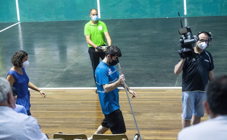 Pese a los esfuerzos de la organización, fue imposible terminar el festival. (Luis JAUREGIALTZO/FOKU)