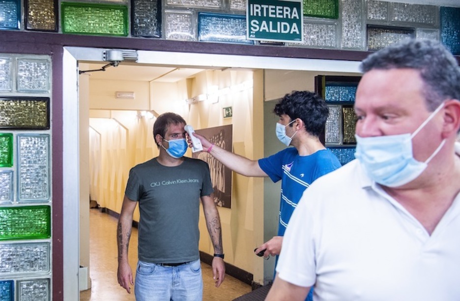 Sarreran tenperatura hartu zaie pilotalekura joan diren pertsona guztiei (Luis JAUREGIALTZO / FOKU)