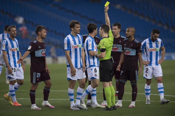 El colegiado señala una amarilla en el transcurso del encuentro. (Juan Carlos RUIZ /FOKU)