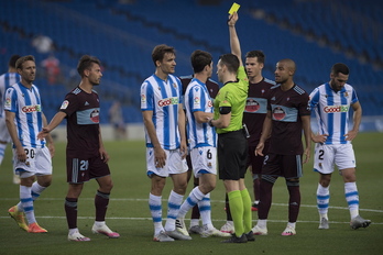 El colegiado señala una amarilla en el transcurso del encuentro. (Juan Carlos RUIZ /FOKU)