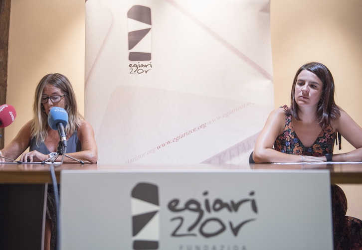 Begoña Galdeano y Ane Muguruza, durante la comparecencia de Egiari Zor. (Marisol RAMÍREZ/FOKU)