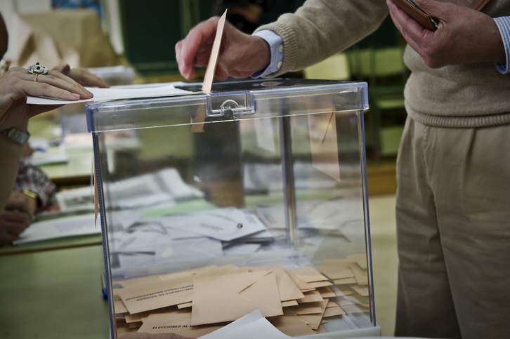 Una persona deposita su voto en una urna en un proceso electoral anterior. (Lander FERNANDEZ DE ARROIABE | FOKU)