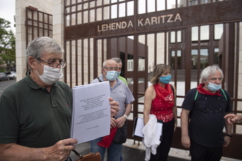 Juan Antonio Armentia, de Pentsionistak Araba, con el documento. (Jagoba MANTEROLA/FOKU)