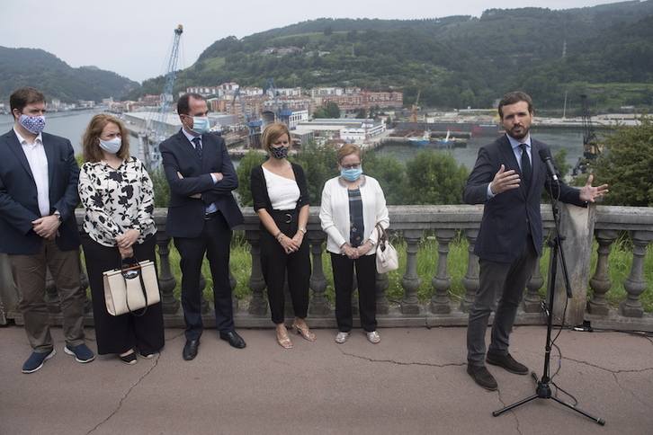 Casado y otros dirigentes del PP, junto a la familia de Zamarreño. (Juan Carlos RUIZ | FOKU)