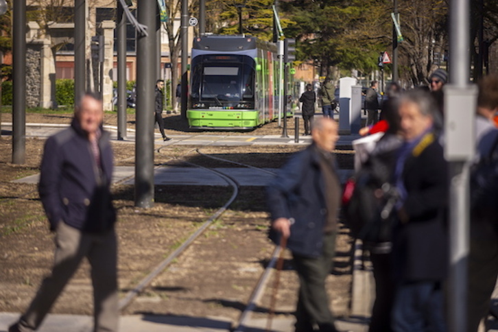 Tranvía de Gasteiz a su paso por el campus universitario. (Jaizki FONTANEDA/FOKU)