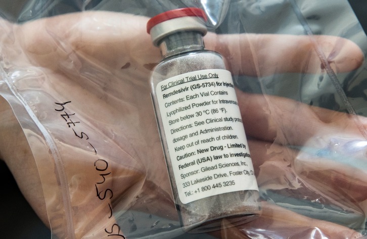 Muestra de un vial del medicamento Remdesivir durante la presentación sobre el inicio de un estudio en abril. (Ulrich Perrey/POOL/AFP)