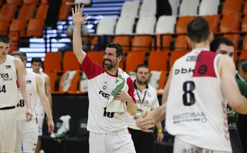 Rafa Martínez ha jugado su último partido en las filas de Bilbao Basket y ha sido despedido entre grandes aplausos. (M. POZO / ACB PHOTO)
