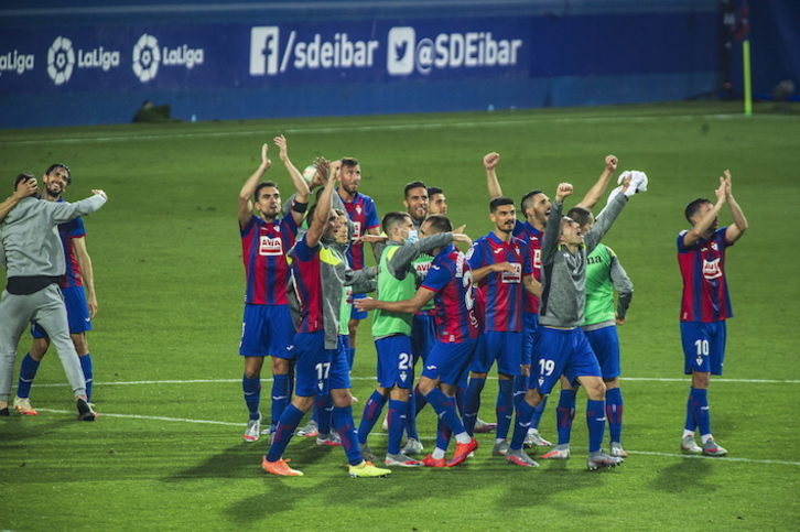 Los azulgranas celebran la victoria, que les acerca a la permanencia. (Aritz LOIOLA/FOKU)