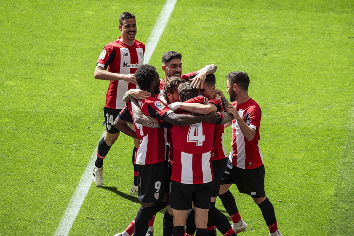 Los jugadores del Athletic celebran el gol de Iñigo Martínez ante el Betis. (Aritz LOIOLA / FOKU)