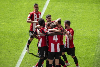 Los jugadores del Athletic celebran el gol de Iñigo Martínez ante el Betis. (Aritz LOIOLA / FOKU)