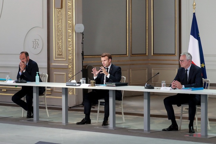 Presidente frantsesa, Emmanuel Macron, eta bere ezkerrean  Edouard Philippe lehen ministroa. (Ludovic MARIN/AFP)