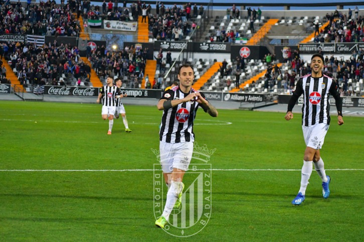 Gorka Santamaría, que ascendió con el Bilbao Athletic a Segunda, es el máximo goleador del Badajoz. (@CDBadajoz)