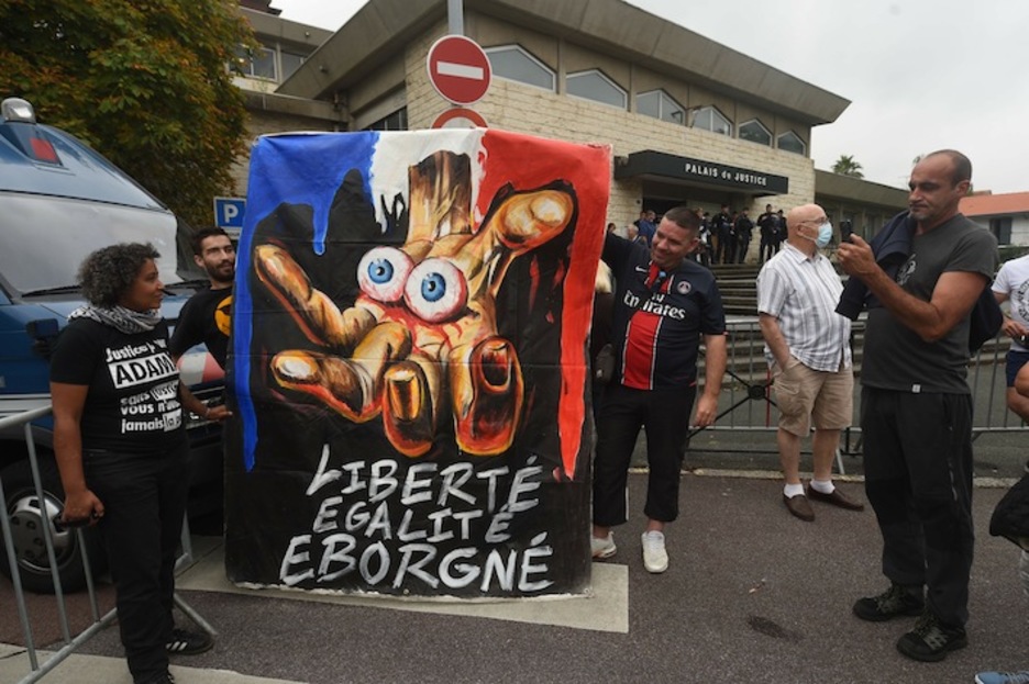 Poliziaren indarkeria salatu eta Lola Villabrigari elkartasuna adierazteko pankarta. (Gaizka IROZ /AFP)