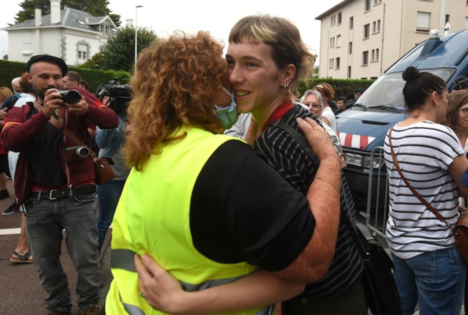 Jaka horien mugimenduko emakume baten elkartasun keinua. (Gaizka IROZ / AFP)