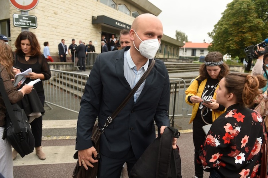 Poliziaren abokatua, Guillaume Sapata, epaiketa bukatu ostean. (Gaizka IROZ / AFP)