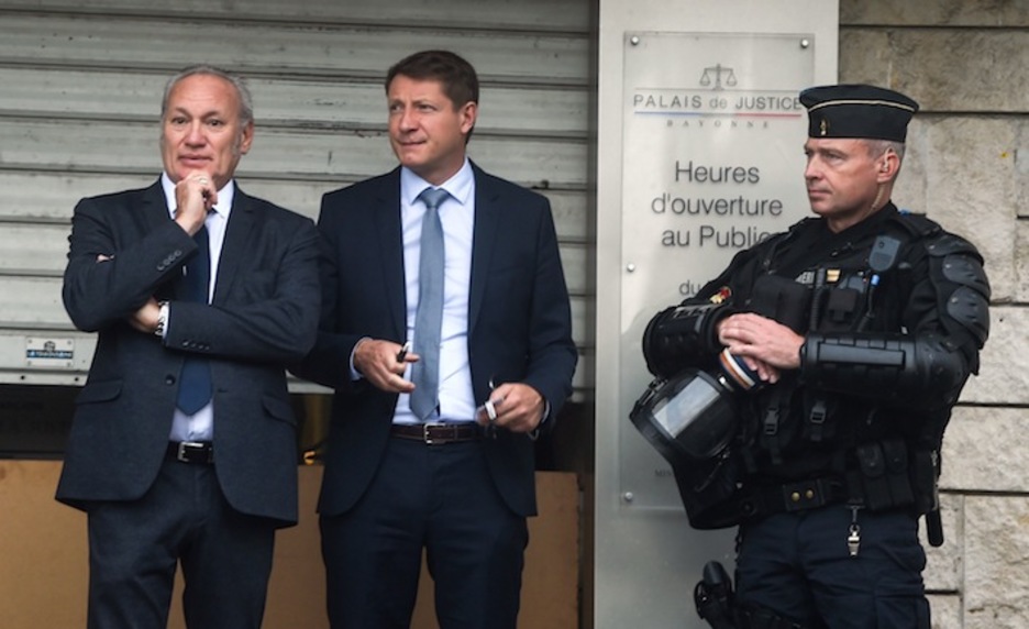 Erdian, Jerome Bourrier Baionako fiskala eta bere ezkerrean, fiskal ondoko Marc Mariee auzitegiaren kanpoan. (Gaizka IROZ / AFP)