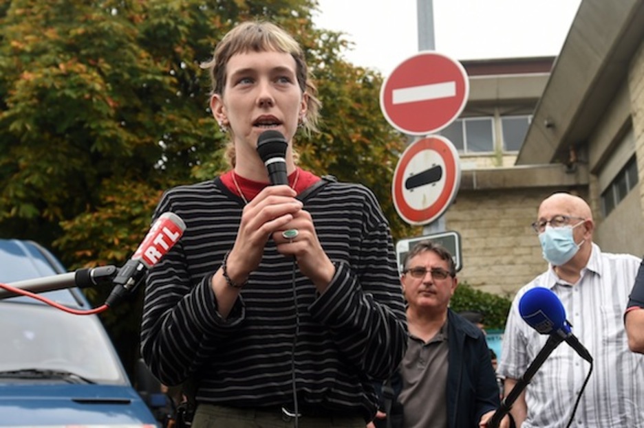 Lola Villabriga, epaiketako lehen saioaren inguruko balorazioa egiten. (Gaizka IROZ / AFP)