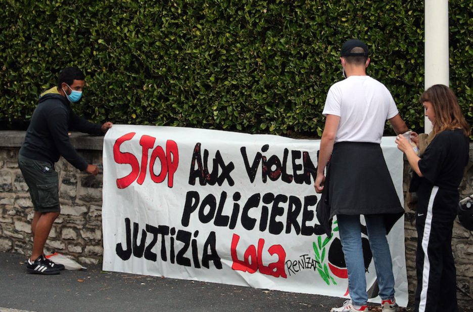 Villabrigaren aldeko pankarta, auzitegiaren aurrean. (Bob EDME)