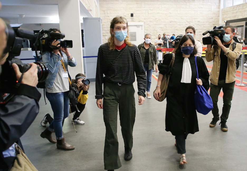 Zauritutako gaztea ausart ageri da aretoan. (Bob EDME)