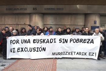 Imagen de archivo de firmas contra los recortes de la nueva RGI que PNV y PSE propusieron, legislación que está aparcada por el momento. (monika DEL VALLE/ARGAZKI PRESS)