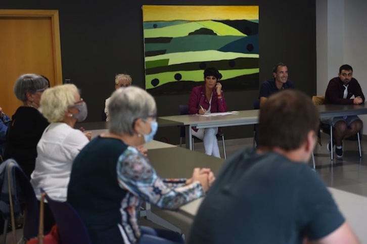 Maddalen Iriarte, en la reunión con las víctimas de torturas y GAL. (EH BILDU)