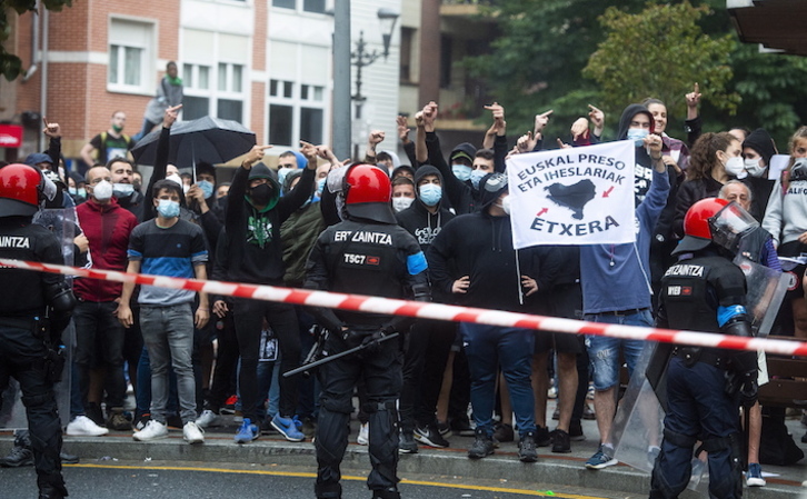 Protesta antifascista contra Vox en Sestao, en un acto anterior al de Santurtzi. (Luis JAUREGIALTZO/FOKU)