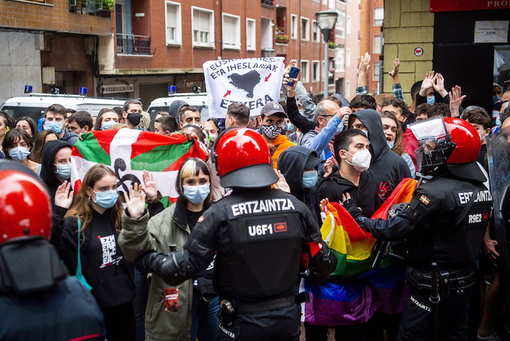 Protesta en Sestao debido a la presencia de Vox, el viernes. (Luis JAUREGIALTZO/FOKU)