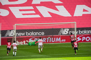 Gol marcado por Rául García de penalti. (Aritz LOIOLA / FOKU)