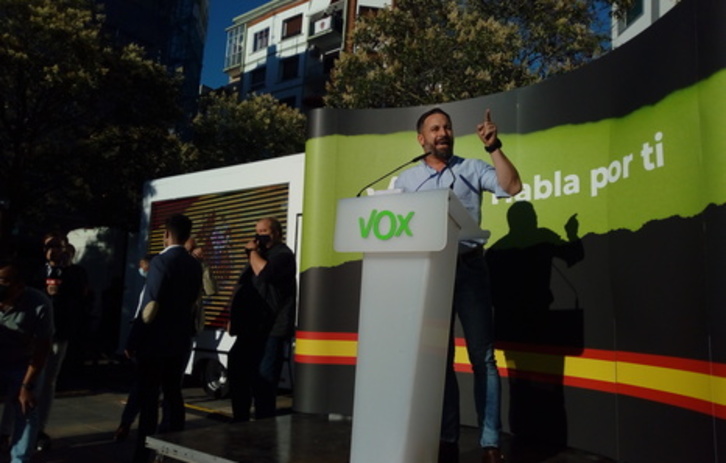 Santiago Abascal interviene en el «mitin» de Vox en Irun. (Maddi TXINTXURRETA)