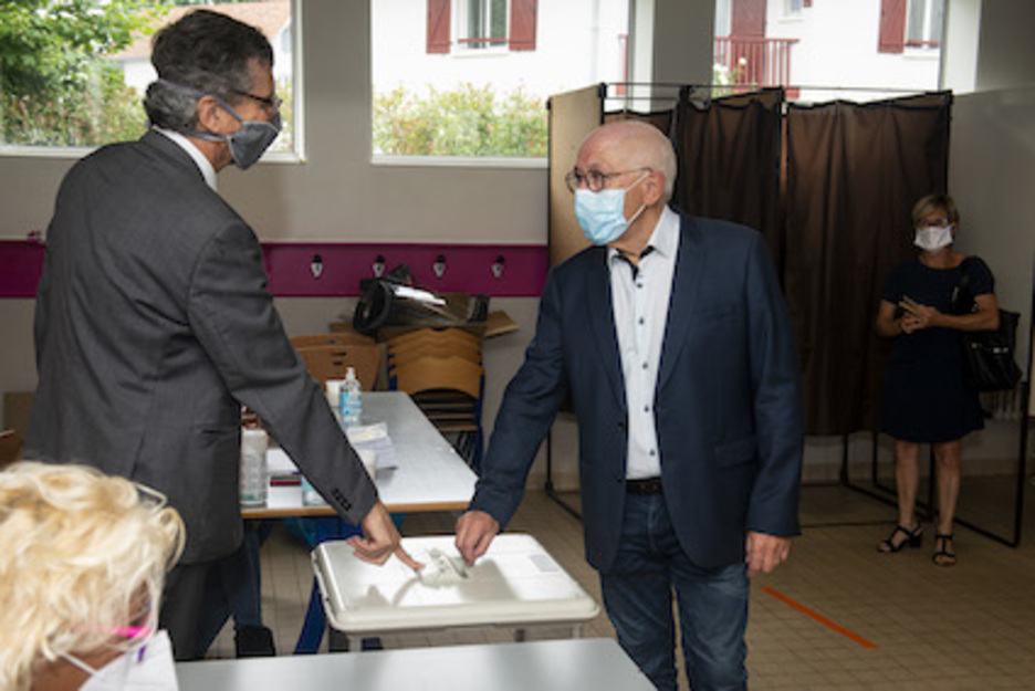 Jean-Rene Etchegaray Baionako auzapeza boza ematen. © Guillaume Fauveau