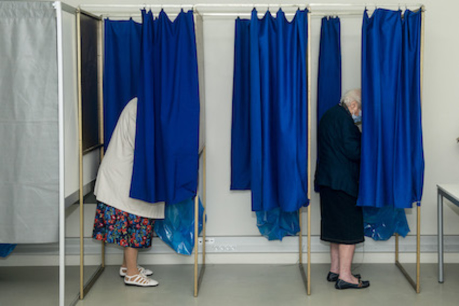 Bi emazte haien bozka hautatzen, oihal atzean. © Guillaume Fauveau