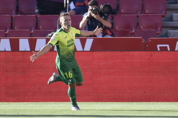 De Blasis celebra el gol que abría el marcador al cuarto de hora de partido. (A.L. JUÁREZ/LOF)