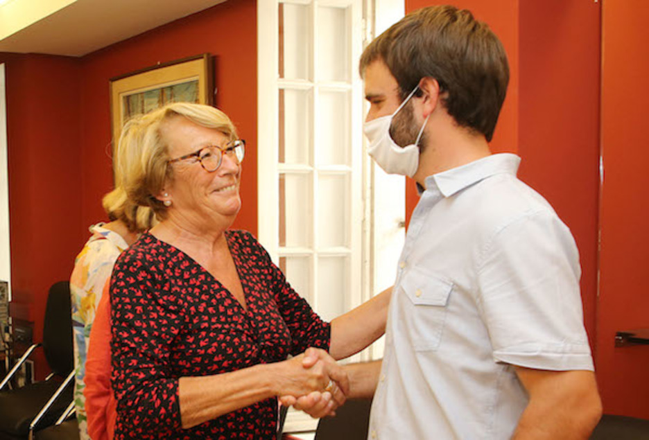 Dubarbierrek Aldana zoriondu du herriko etxean. ©Bob EDME