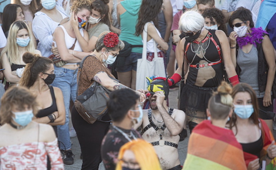 Gehienek maskarak jantzi dituzte Iruñeako martxan. (Jagoba MANTEROLA/FOKU)