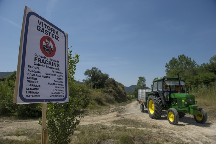 Un cartel con el listado de «concejos libres de fracking» instalado en Subijana con motivo de la acampada de 2015. (Juanan RUIZ | FOKU)
