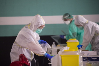 Imagen de archivo de unos análisis realizados a trabajadoras de las residencias de Ezkerraldea. (Marisol RAMÍREZ / FOKU)