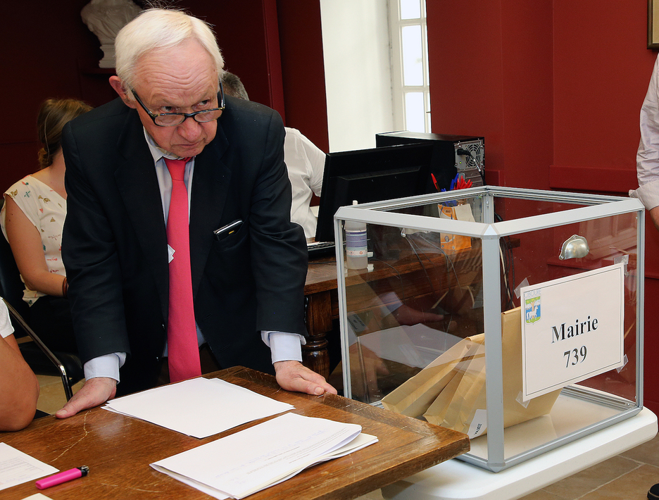 Guy Poulou, le maire sortant âgé de 79 laisse son écharpe après 19 ans à la tête de la commune. © Bob EDME.