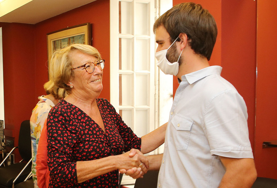 Isabelle Dubarbier-Gorostidi félicite le nouveau maire de Ciboure après son élections. Issue de la majorité sortante, elle a terminé deuxième du scrutin avec 21,1 % des voix (704 votes). © Bob EDME.
