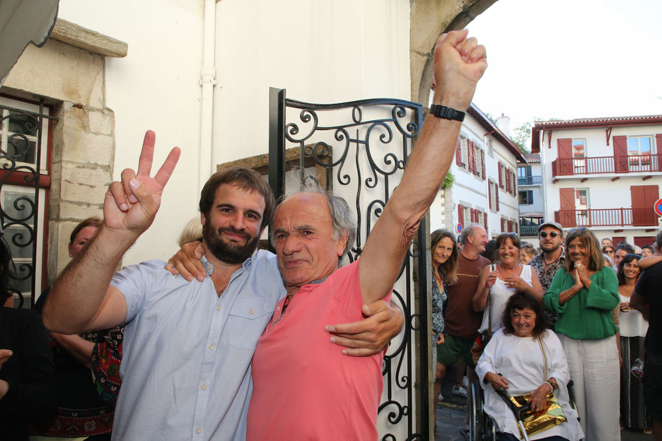 … puis par son père fier et ému. © Bob EDME